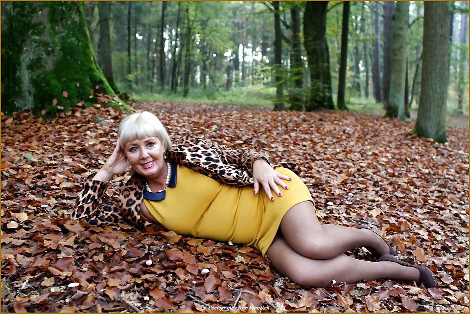 Glamour Sexy Oma Böse Posiert #37063794