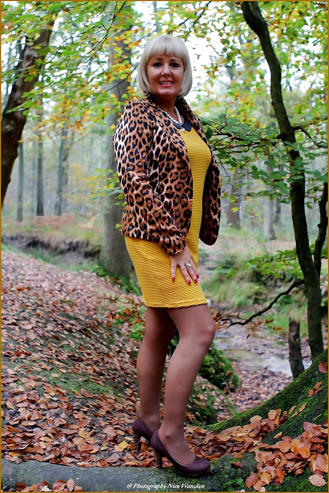 Glamour Sexy Oma Böse Posiert #37063805