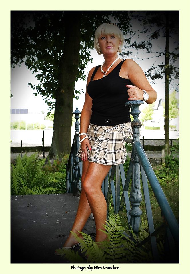 Glamour Sexy Oma Böse Posiert #37063810