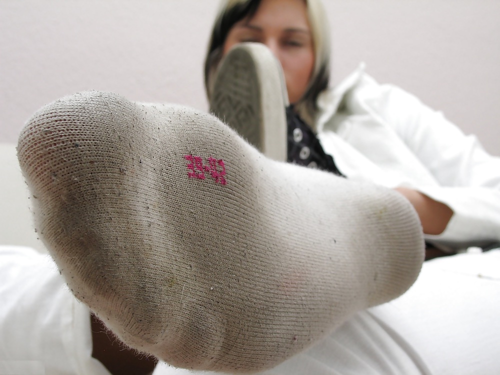 Fille Montre Ses Chaussettes Usées #39317593