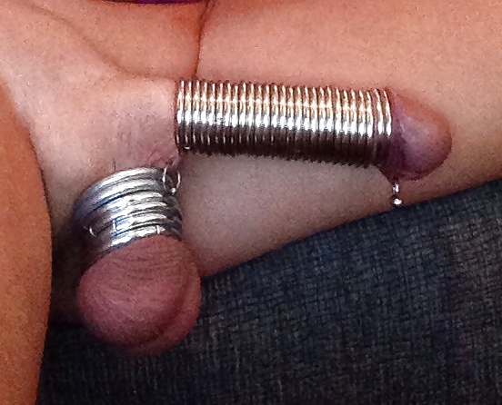 Jugando con los anillos y la autochupada
 #30569720