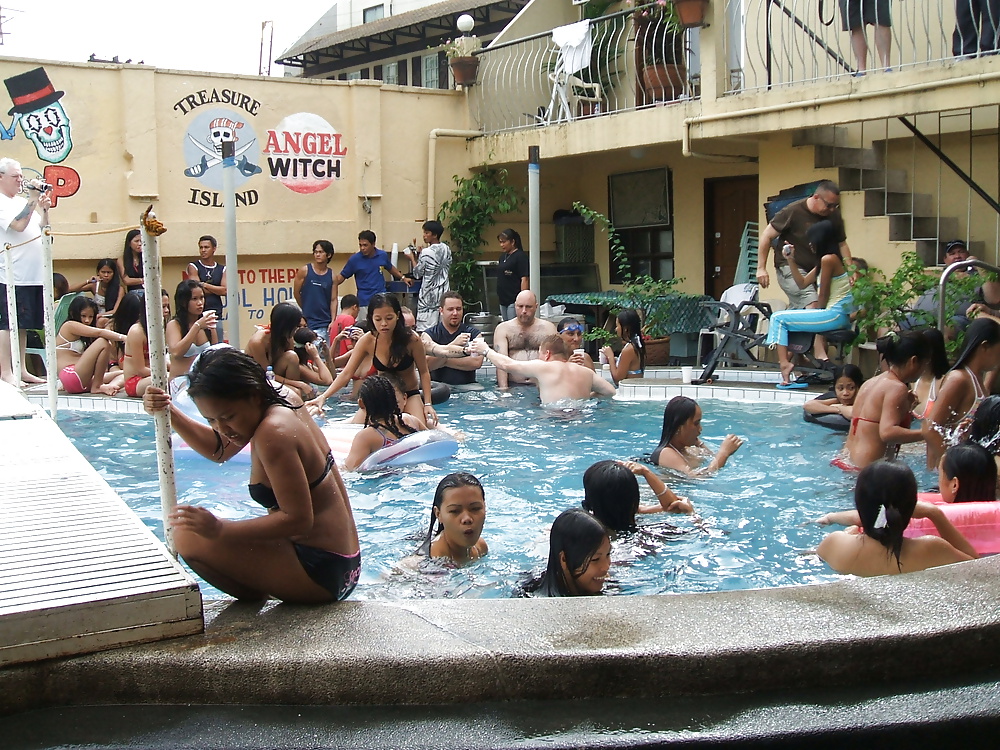 Sesso pubblico asiatico pary al resort
 #39570601