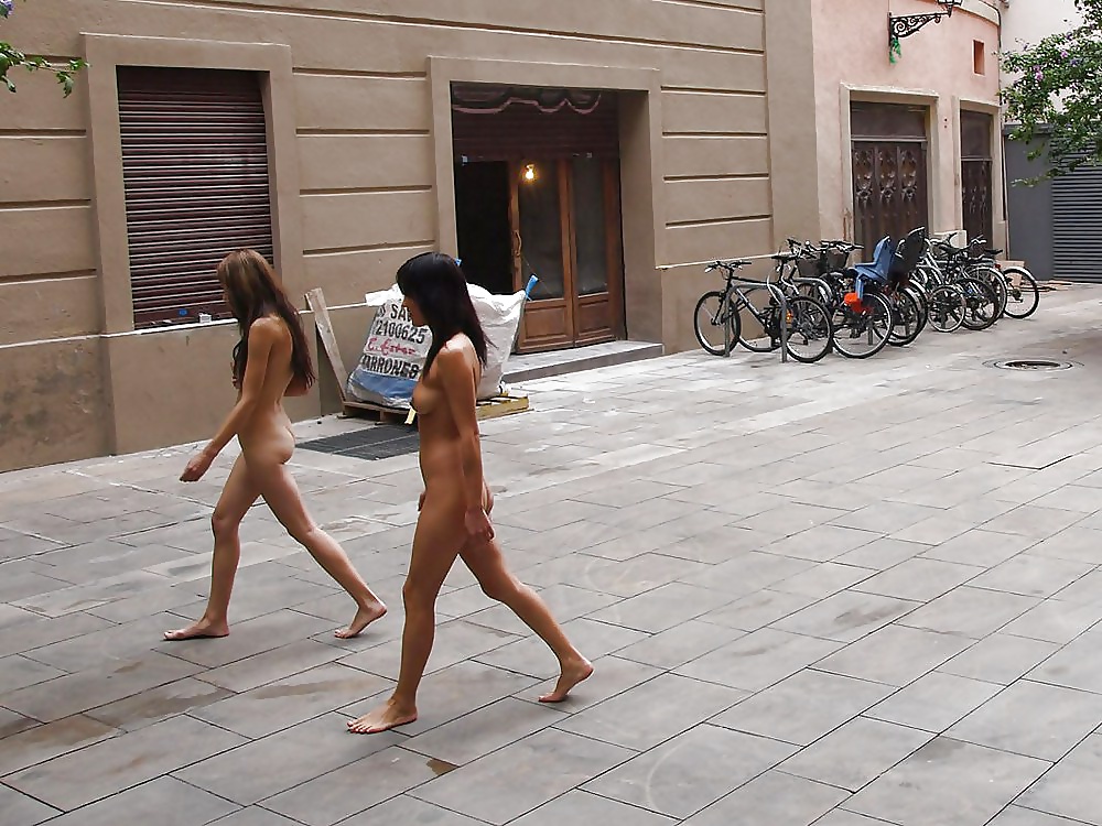 裸足で街中を歩く友人とのアソビ
 #34142580