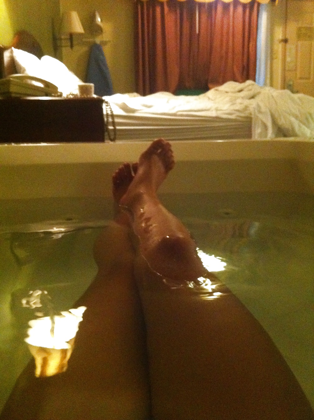 Mientras esperaba a mi marido para unirse a mí en la bañera de hidromasaje #40079129