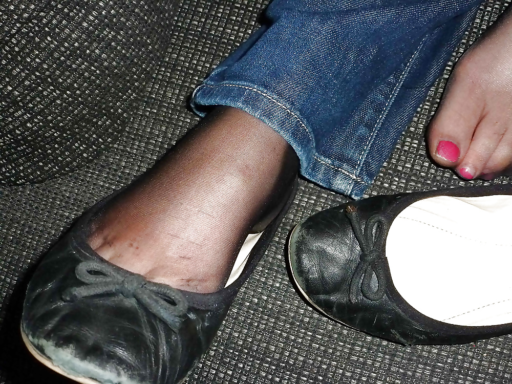 Mujer en bragas con zapatos y zapatillas
 #39761388