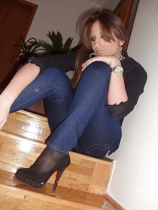 Mujer en bragas con zapatos y zapatillas
 #39762054