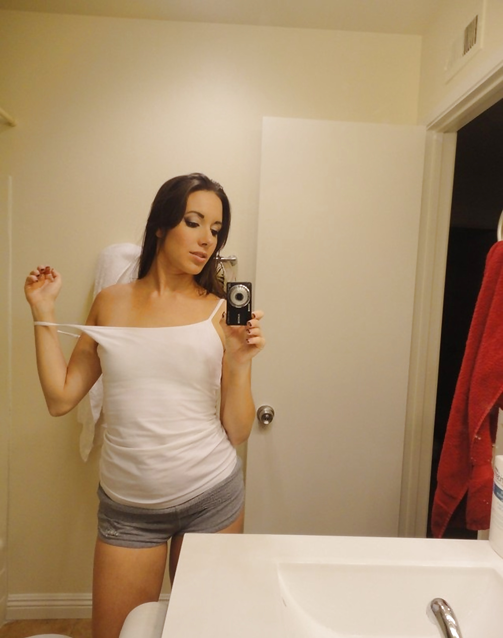Giovane puttana in camicia bianca in posa allo specchio
 #39557261
