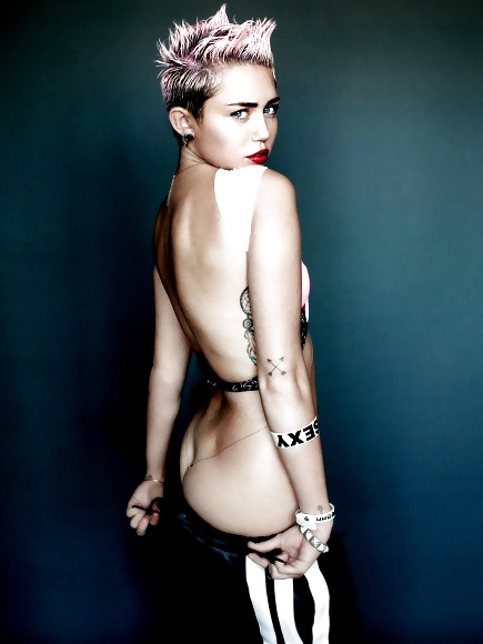 ¡¡¡Miley cyrus - topless y sexy!!!
 #25150311
