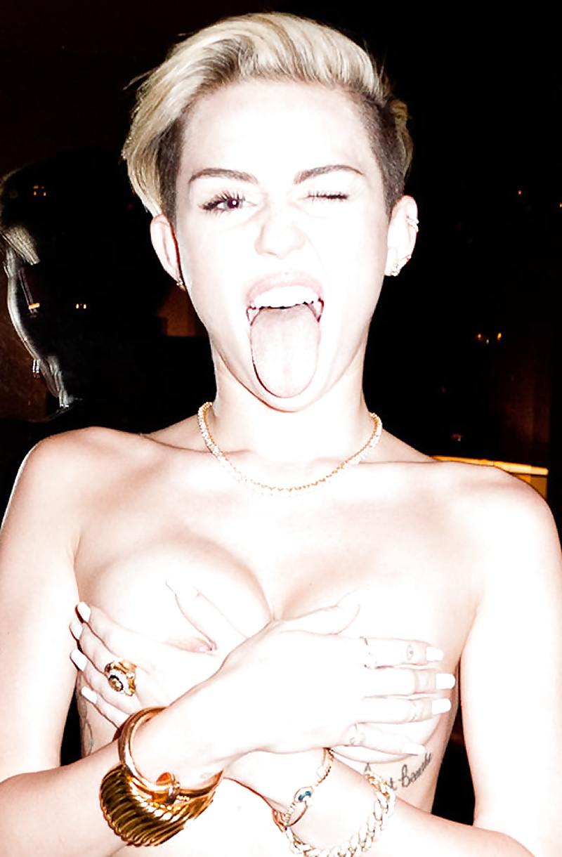 ¡¡¡Miley cyrus - topless y sexy!!!
 #25150351