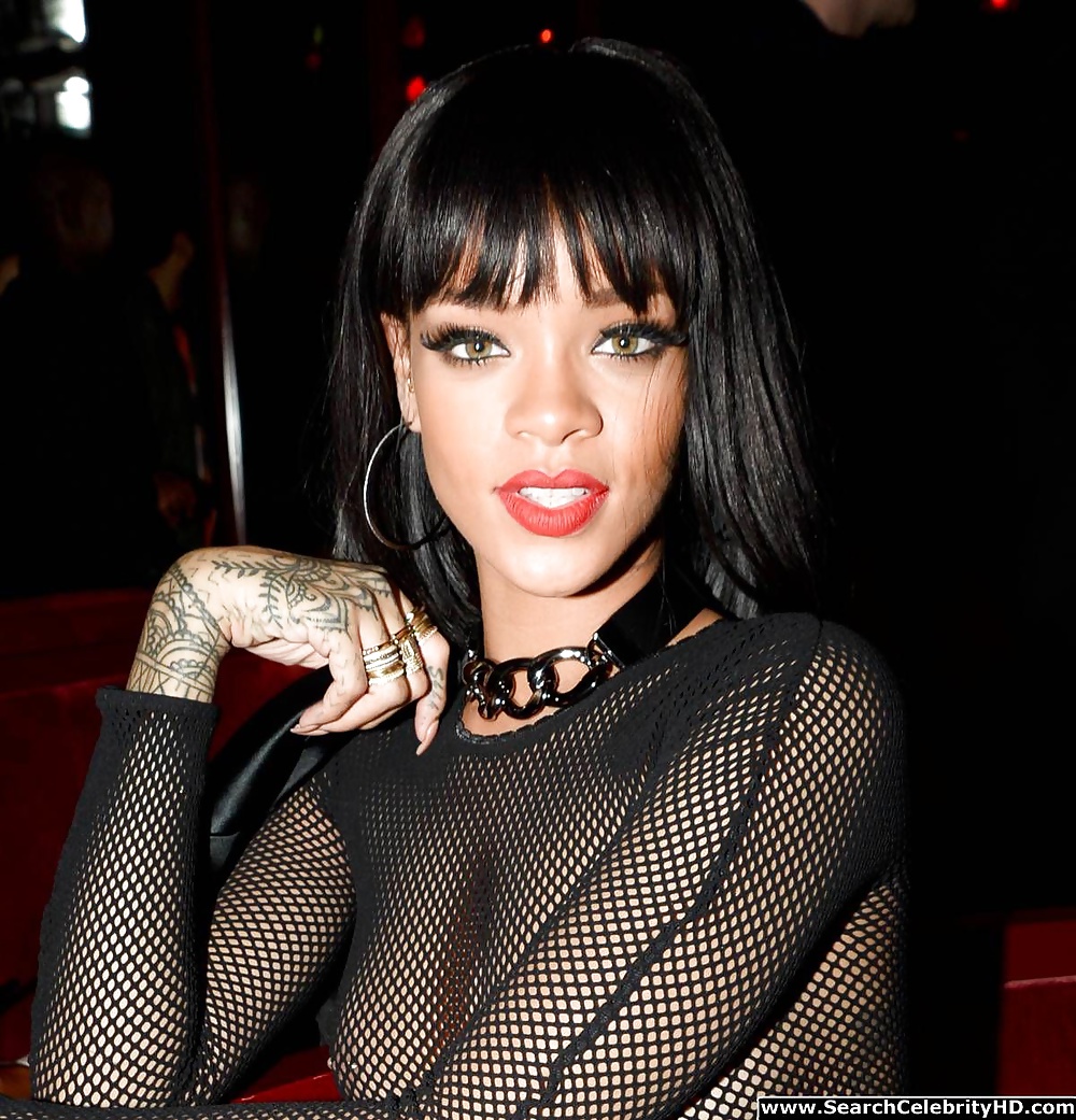 Rihanna - braless en el desfile de balmain - afterparty
 #35251876