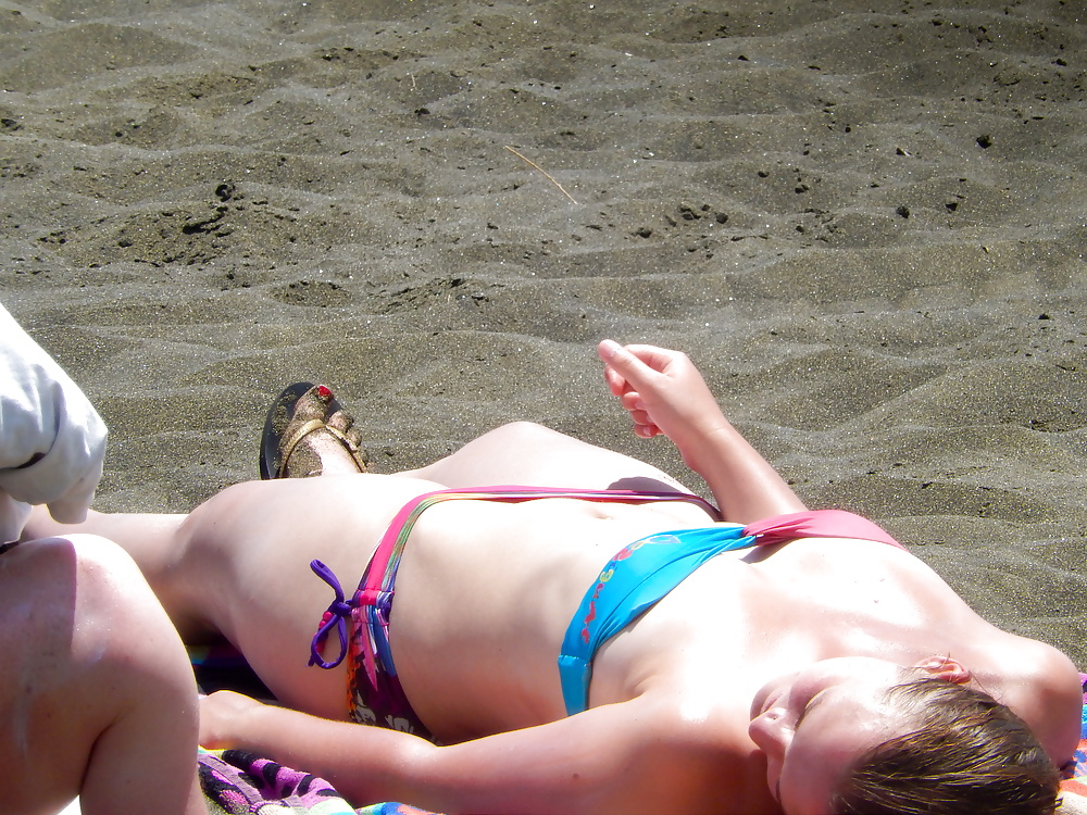 Guardone sulla spiaggia 974 - sbirciare sul bikini
 #27717813