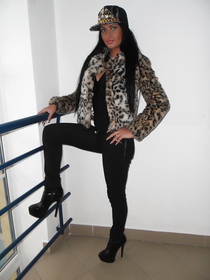 Ragazze in stivali . frauen in stiefel
 #34973938