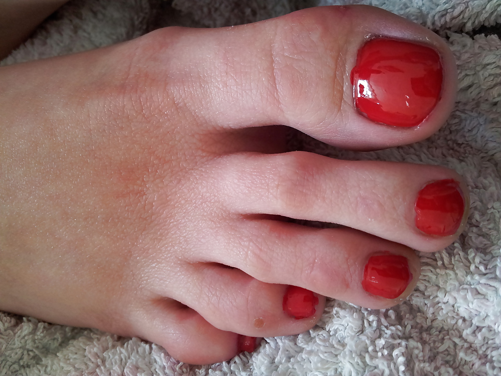 Moglie sexy smalto rosso unghie dei piedi piedi 2
 #36980781