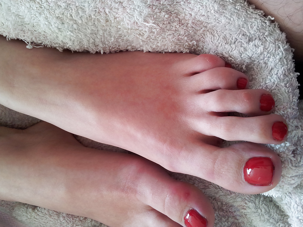 Moglie sexy smalto rosso unghie dei piedi piedi 2
 #36980791
