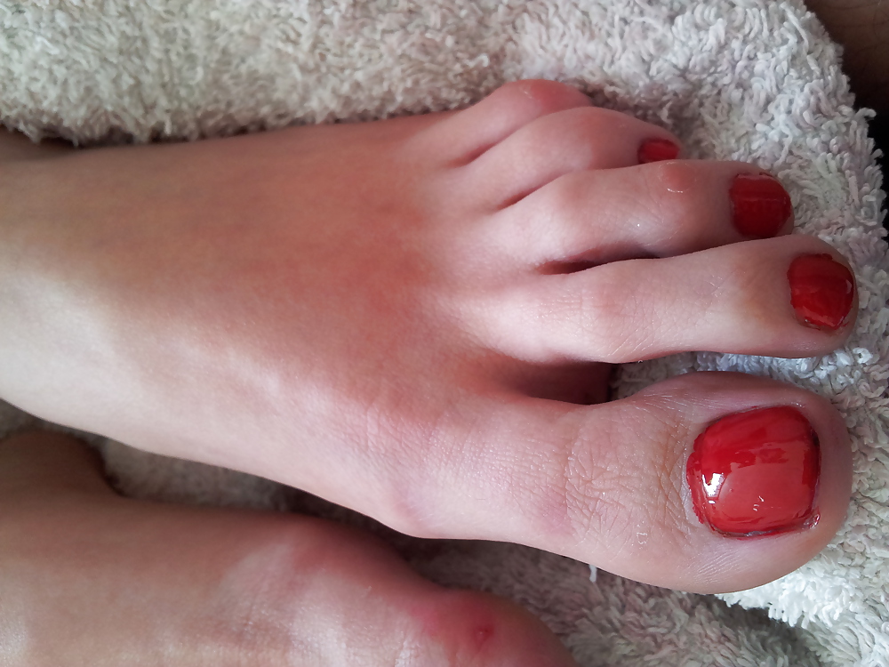 Moglie sexy smalto rosso unghie dei piedi piedi 2
 #36980795