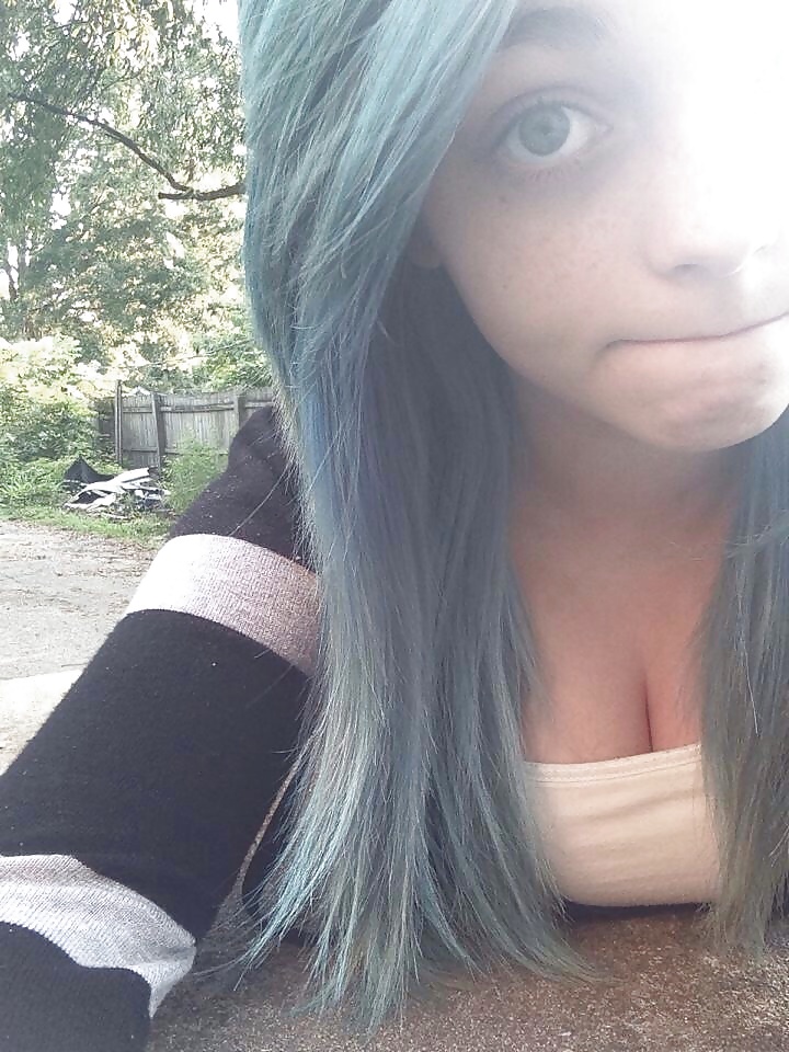 Heißes Mädchen Mit Blauen Haaren #39791040