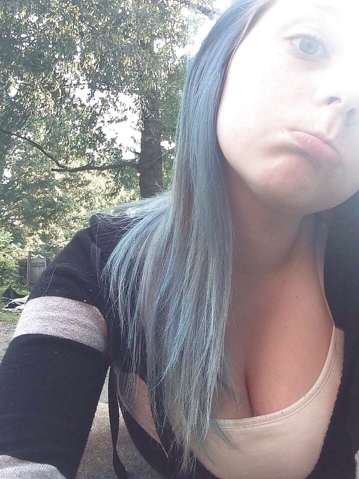 Heißes Mädchen Mit Blauen Haaren #39791051