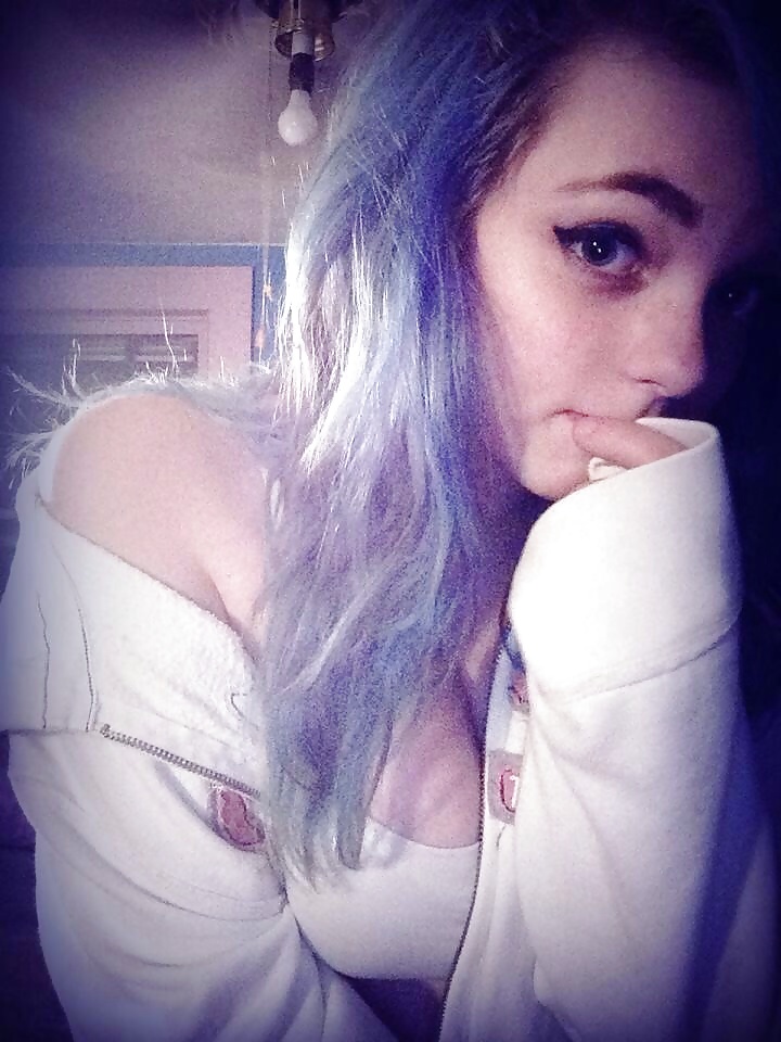 Ragazza calda con i capelli blu
 #39791079