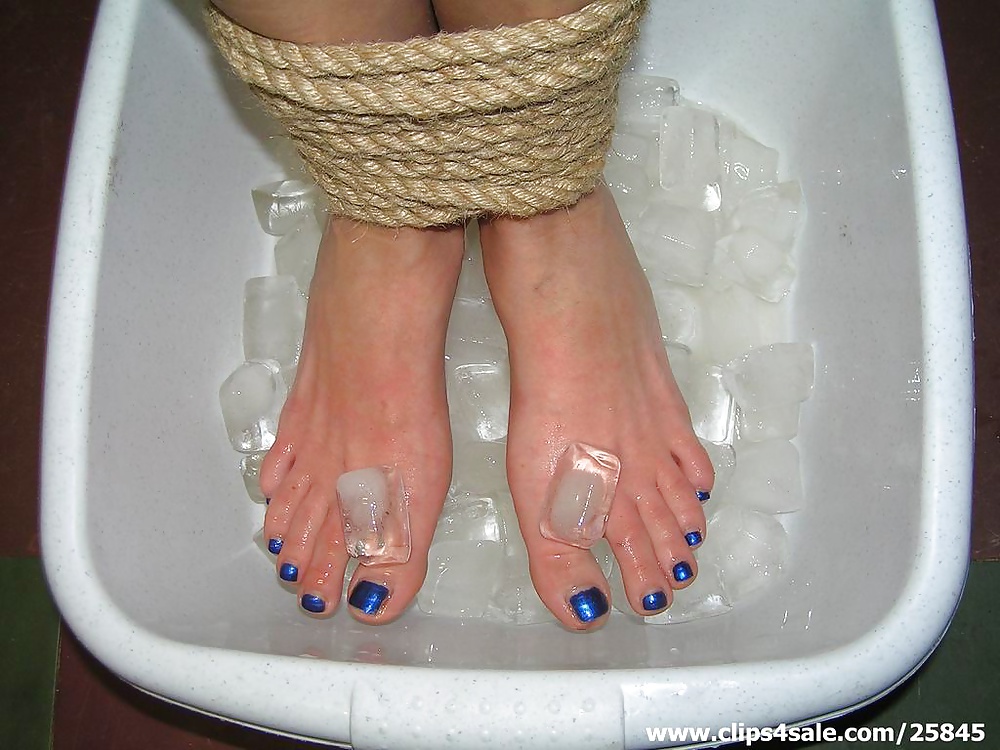 Tortura de pies con hielo
 #34003983