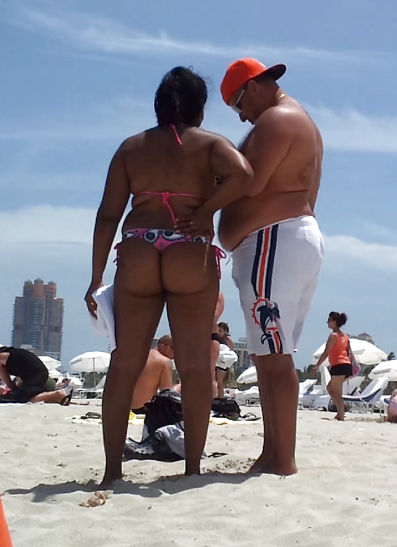 ¡Milf mexicana en tanga voyeur candid en la playa!
 #37763852