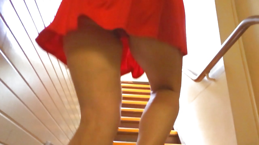 Vestito rosso, scarpa rossa e mutandine rosse upskirt
 #35007103