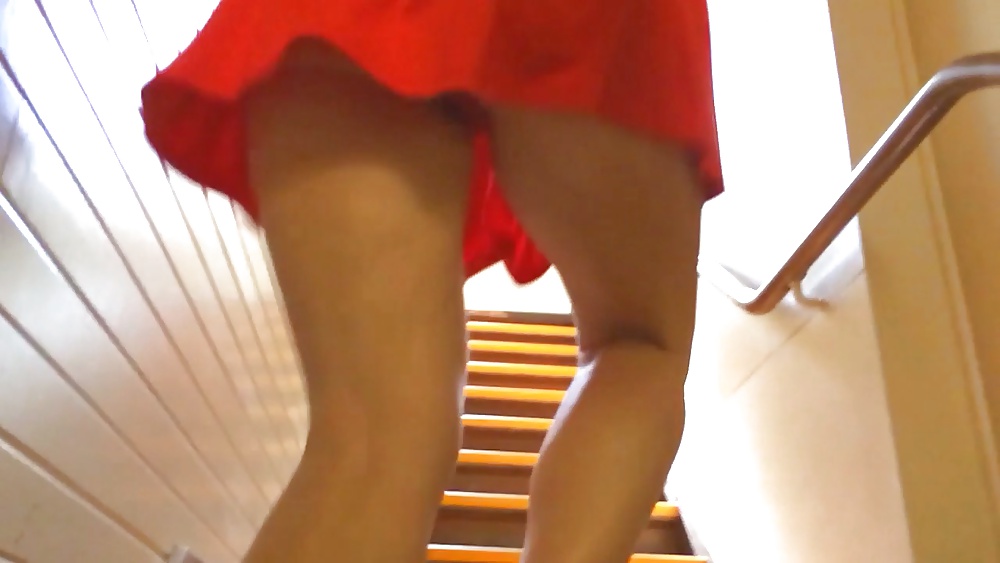 Robe Rouge, Chaussure Rouge Et Culotte Rouge Upskirt #35007107