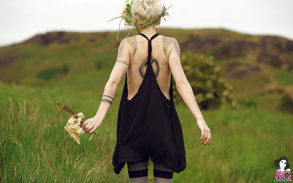 Suicide girl-dwam
 #24505581