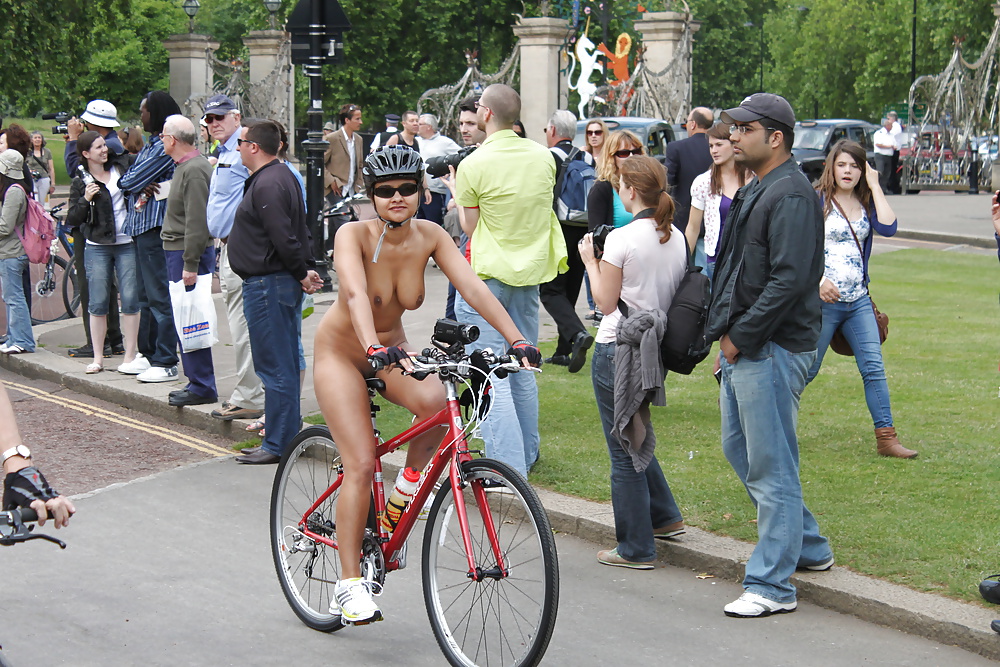Desnudos en bicicleta en público.
 #33963805