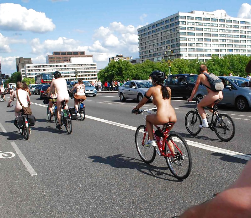 Desnudos en bicicleta en público.
 #33963827