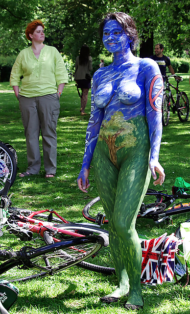 Desnudos en bicicleta en público.
 #33963832
