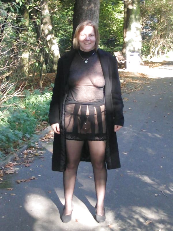 Frauen Seethrough Kleidung In Der Öffentlichkeit Zu Tragen. #40715705