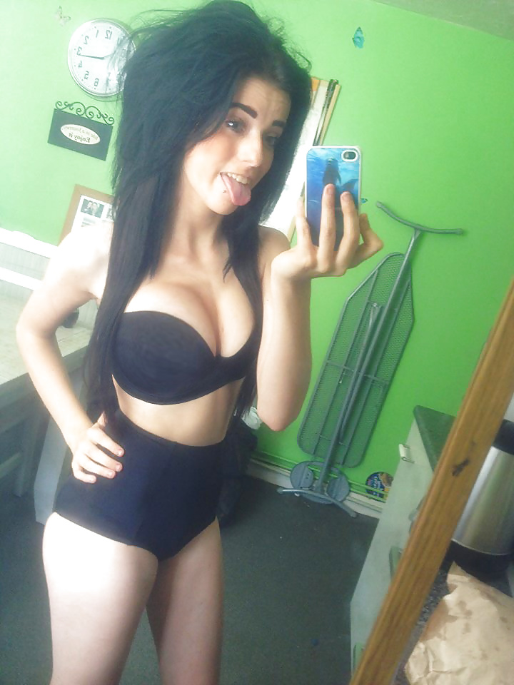 淫らな女たち #3
 #40827228