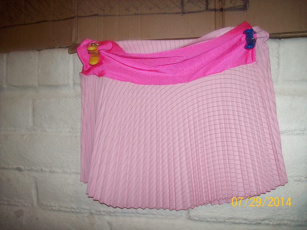 Micro faldas y tutus usados para burlarse y complacer a bbcs solamente. 
 #24838802