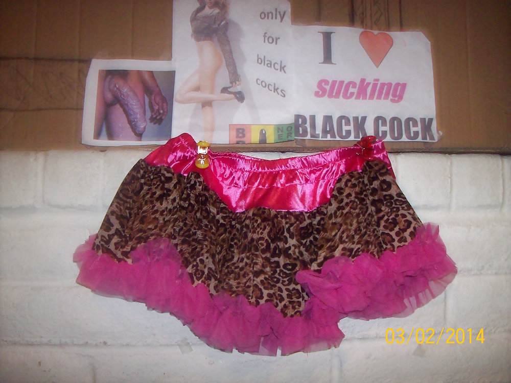 Micro faldas y tutus usados para burlarse y complacer a bbcs solamente. 
 #24838892