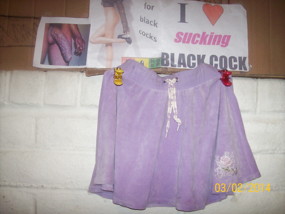Micro faldas y tutus usados para burlarse y complacer a bbcs solamente. 
 #24839006