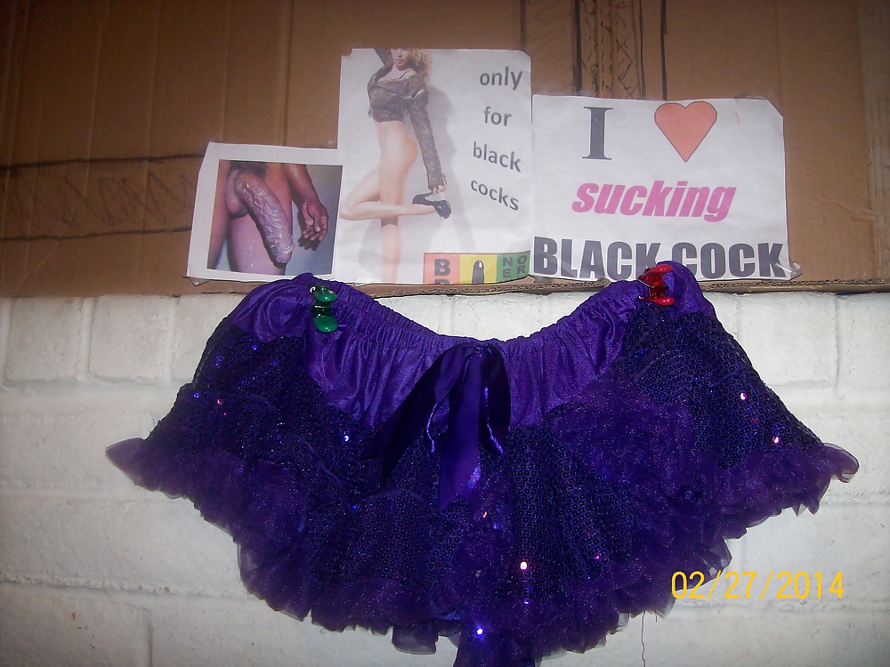 Micro faldas y tutus usados para burlarse y complacer a bbcs solamente. 
 #24839172