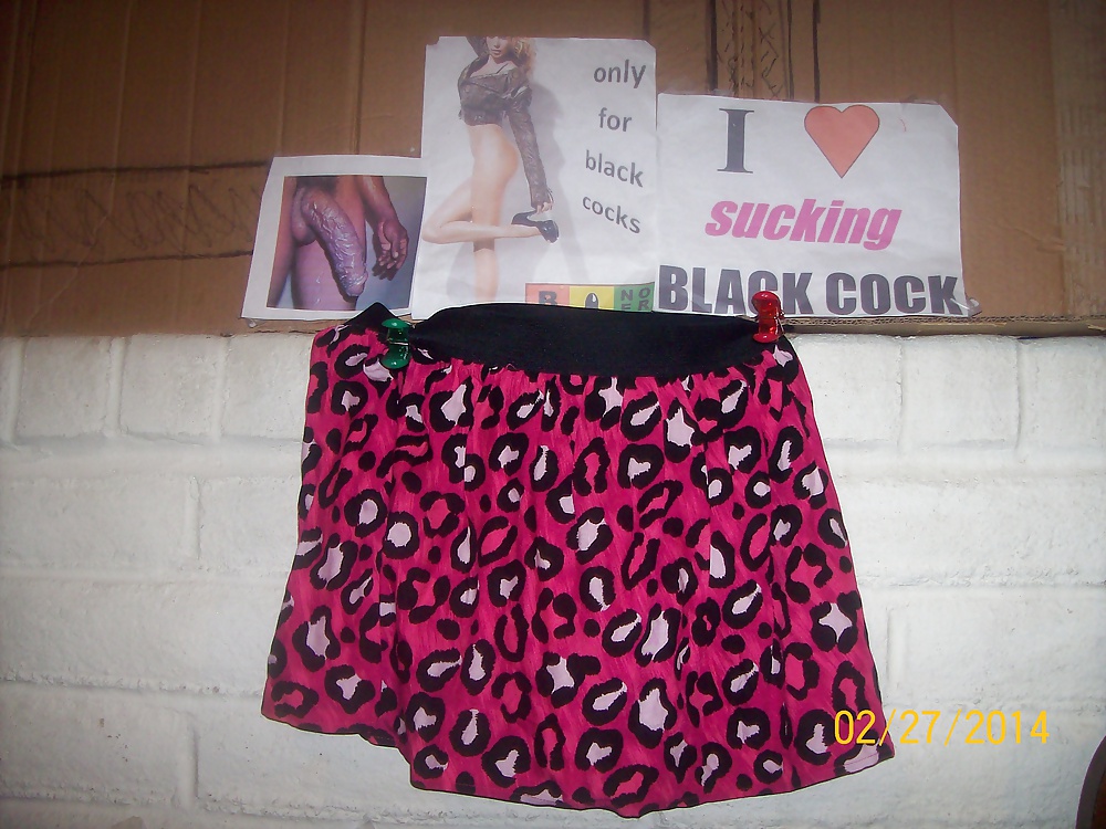 Micro faldas y tutus usados para burlarse y complacer a bbcs solamente. 
 #24839315