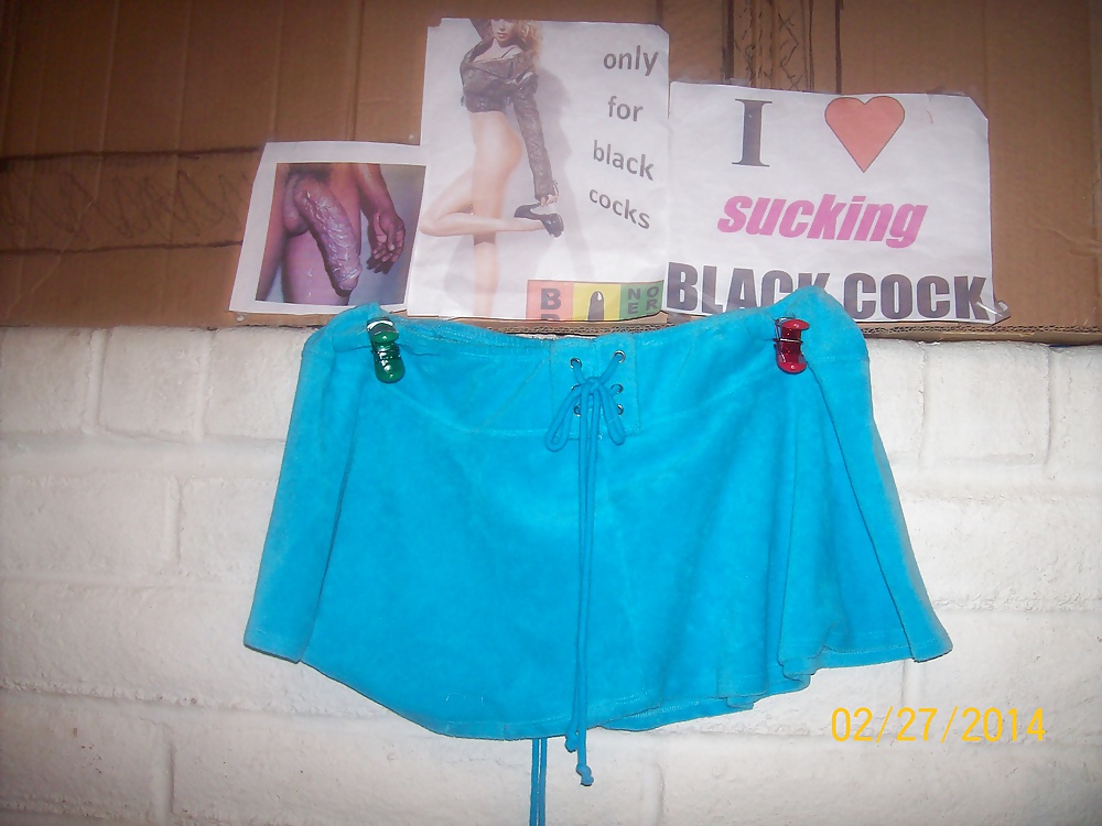 Micro faldas y tutus usados para burlarse y complacer a bbcs solamente. 
 #24839321
