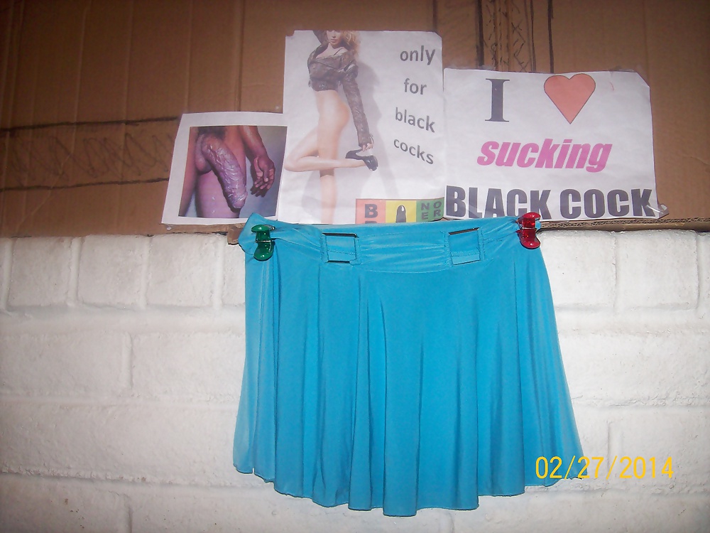 Micro faldas y tutus usados para burlarse y complacer a bbcs solamente. 
 #24839327