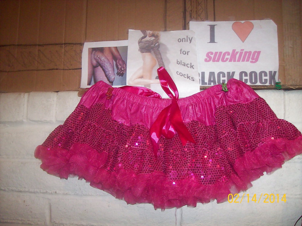 Micro faldas y tutus usados para burlarse y complacer a bbcs solamente. 
 #24839511