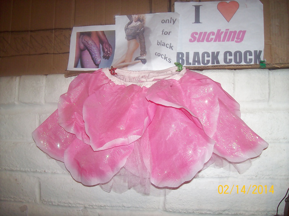 Micro faldas y tutus usados para burlarse y complacer a bbcs solamente. 
 #24839577