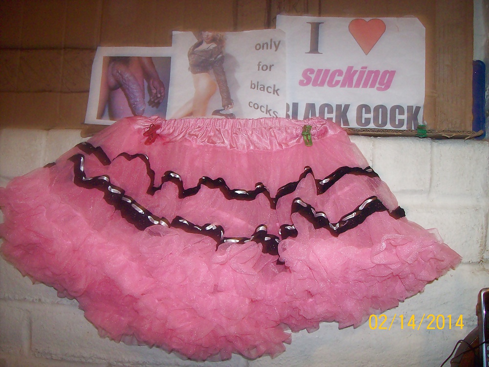 Micro faldas y tutus usados para burlarse y complacer a bbcs solamente. 
 #24839586