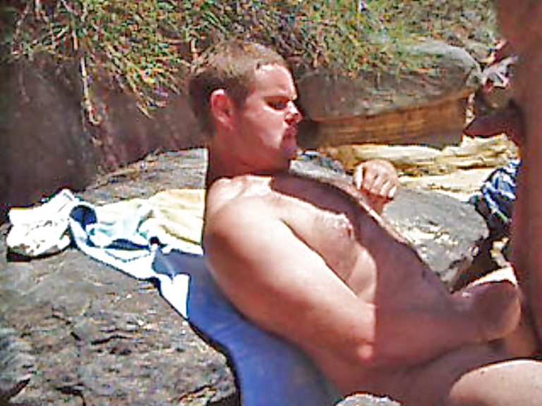 Nat y troy se divierten en una playa nudista
 #33529513