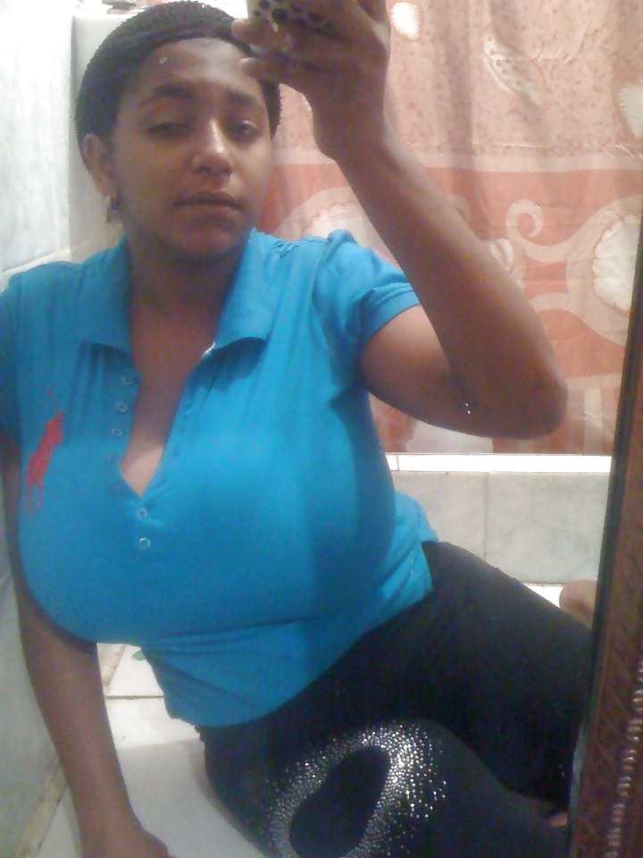 Chica dominicana con tetas enormes
 #40684961