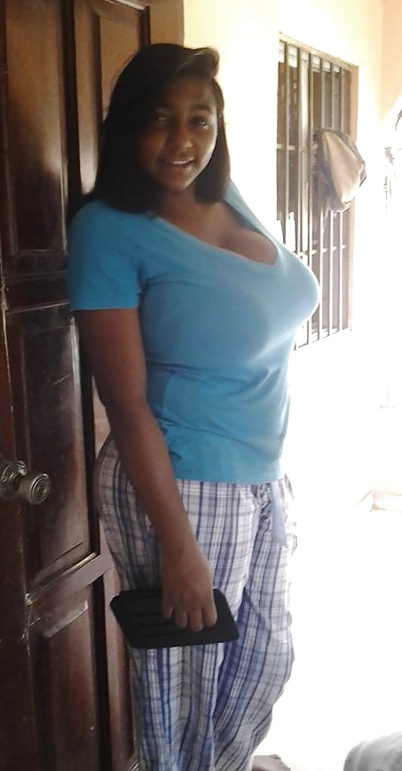 Ragazza dominicana con tette enormi
 #40685020