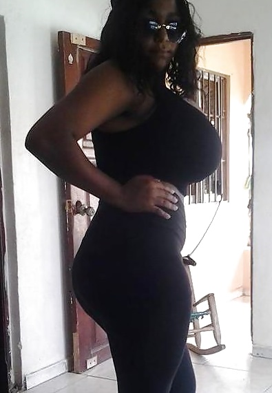 Ragazza dominicana con tette enormi
 #40685073