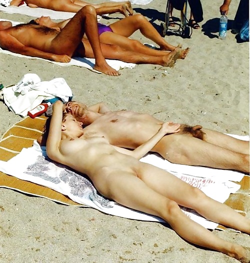Diversión y juegos sexuales en la playa con cámara oculta
 #40499589