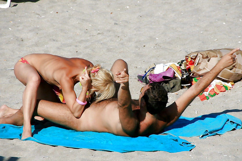 Diversión y juegos sexuales en la playa con cámara oculta
 #40499759