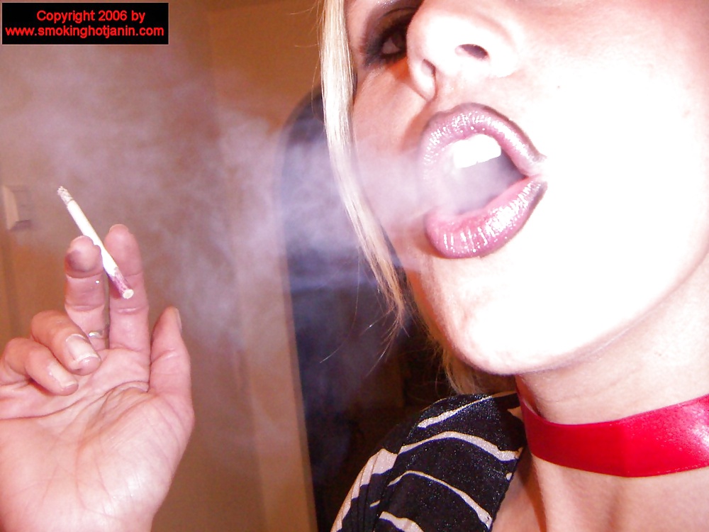 Molto erotico fumare la sua sigaretta
 #29536670