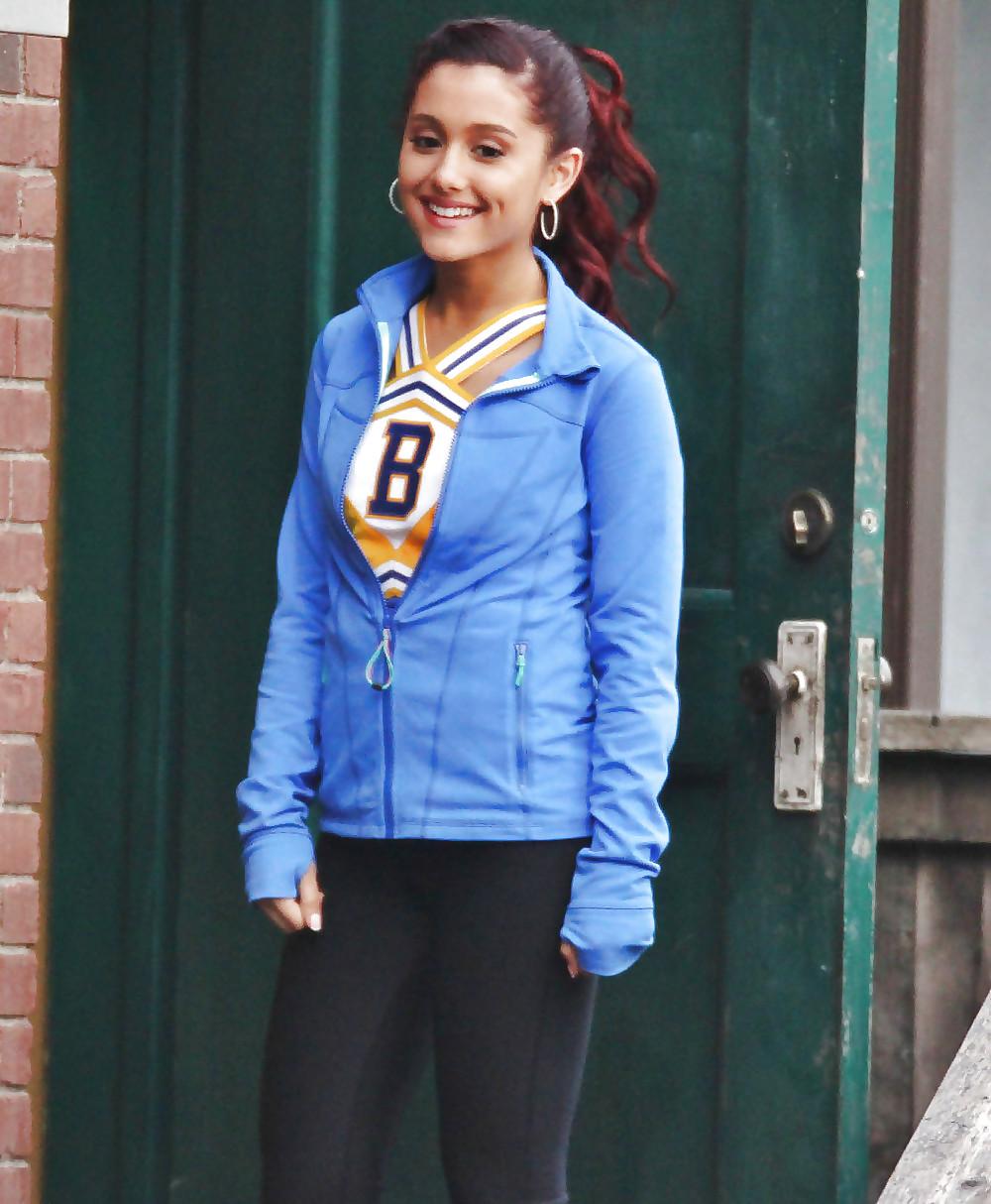 Ariana grande
 #37660948